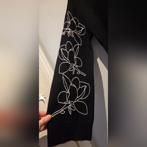 NWT T Tahari Womens Black Sweater with Embroidered Floral Sleeve Design Size M - Picture 5 of 12